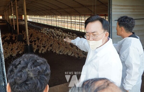 윤병태 나주시장이 관내 축산농가를 방문해 폭염 대응 긴급 점검에 나섰다. (사진제공-나주시)