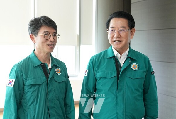 김영록 전라남도지사가 5일 오후 순천 주암댐을 방문한 김완섭 환경부장관과 이야기를 나누고 있다.