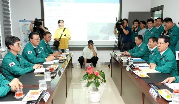 김영록 전라남도지사가 5일 오후 순천 주암댐 전망대 회의실에서 김완섭 환경부장관을 비롯한 관계자와 기후대응댐 추진 계획을 논의하고 있다.