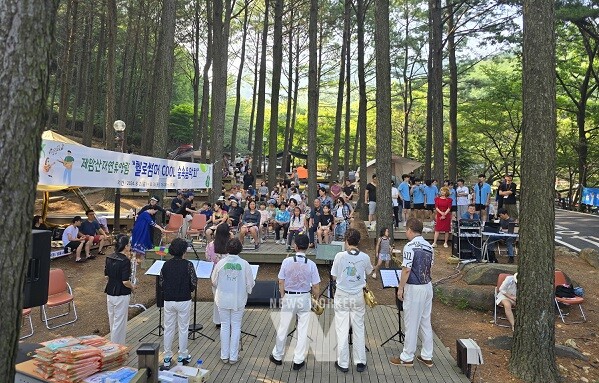 제암산자연휴양림에서 이용객과 지역주민이 참여하는 숲속음악회가 펼쳐져 큰 호응을 얻었다