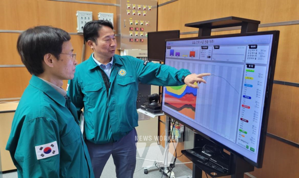 김홍근 전력거래소 부이사장(왼쪽)이 전력수급상황을 긴급점검하고 있다.