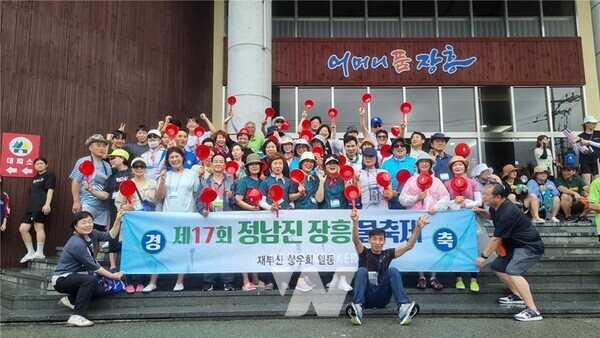 재부산 장흥향우회(회장 이순동)은 지난달 27일과 28일 제17회 정남진 장흥 물축제 개막식에 참석해 고향 방문 행사를 가졌다.