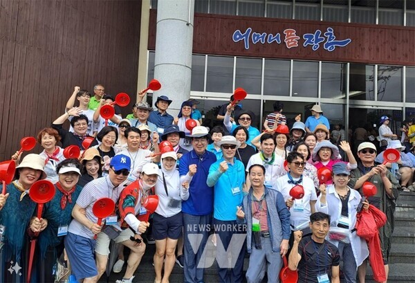 재부산 장흥향우회(회장 이순동)은 지난달 27일과 28일 제17회 정남진 장흥 물축제 개막식에 참석해 고향 방문 행사를 가졌다.