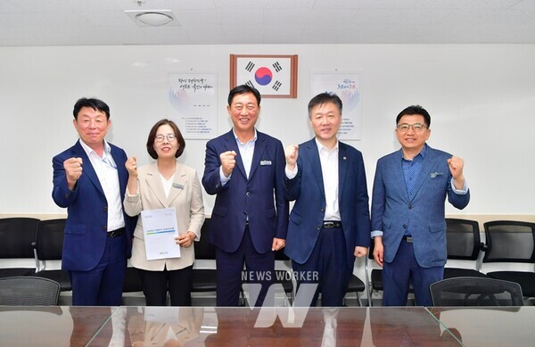 김한종 장성군수(중앙 좌측), 박범수 농림축산식품부 차관(중앙 우측)