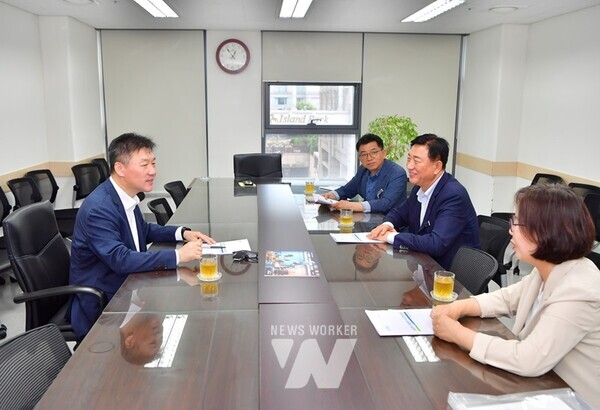 김한종 장성군수(우측 중앙)가 6일 박범수 농림축산식품부 차관(좌)과 면담을 갖고 국고건의사업 협조를 요청했다