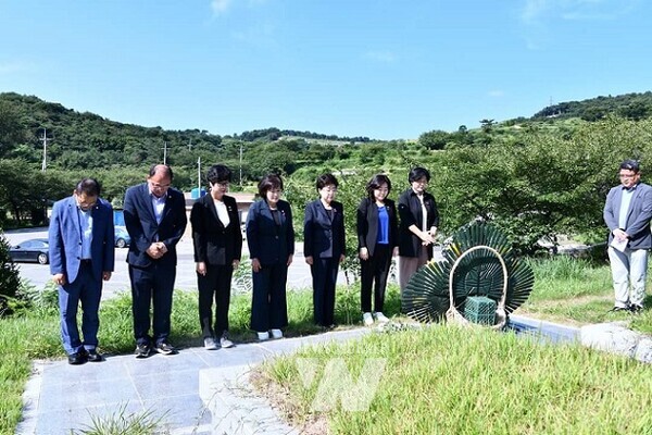 여수순천 10․19사건 및 여수시 과거사 진상규명을 위한 특별위원회(위원장 이미경, 이하 과거사특위)가 위령비 참배로 본격적인 활동의 시작을 알렸다(시립묘지)