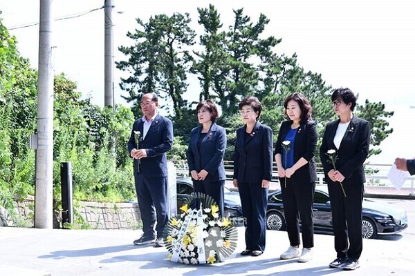 여수순천 10․19사건 및 여수시 과거사 진상규명을 위한 특별위원회(위원장 이미경, 이하 과거사특위)가 위령비 참배로 본격적인 활동의 시작을 알렸다 (만성리 위령비)