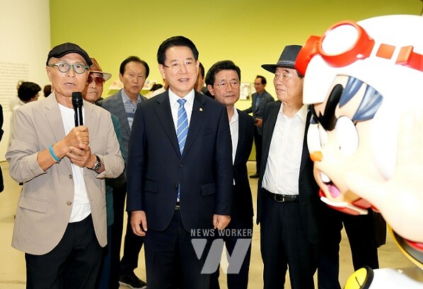 김영록 전라남도지사가 6일 전라남도립미술관에서 열린 ‘허영만 데뷔 50주년 기념 기획전시 개막식’에 참석해 전시작품을 관람하고 있다.