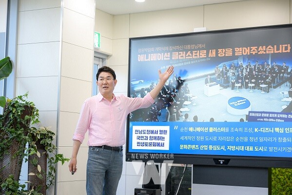 지난 4월 노관규 시장이 유 장관에게 문화산업도시 순천에 대해 설명하고 있다.