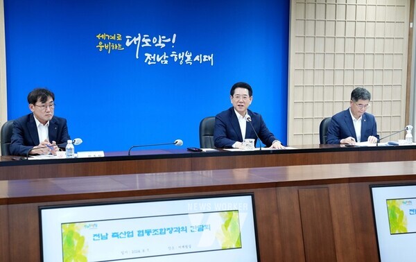 김영록 전라남도지사가 7일 오전 도청 서재필실에서 열린 ‘지역 축협 조합장 간담회’에서 16개 지역 축협 조합장, 박종탁 전남도본부장 등과 축산 발전 방향을 논의하고 있다.