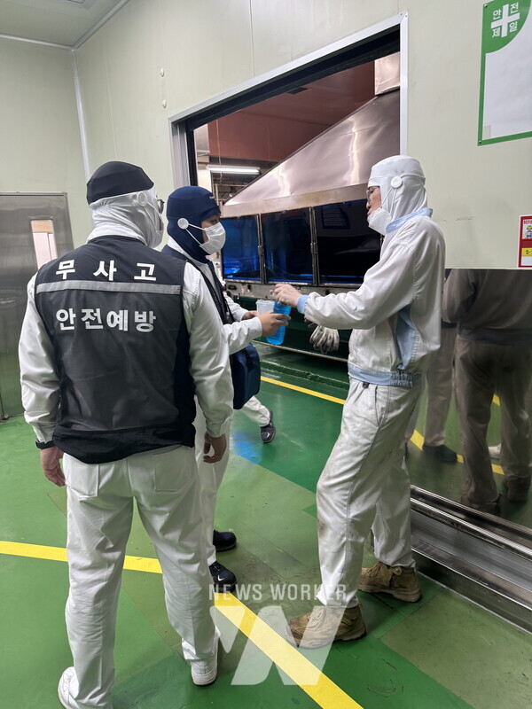 SPC삼립 시화생산센터에서 온열질환 예방을 위해 이온음료와 얼음을 제공하고 있다.