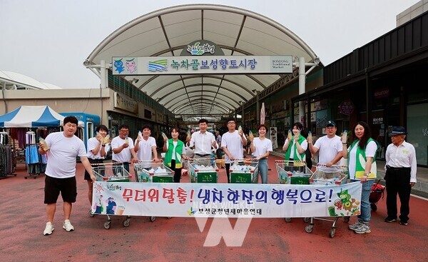 7일 보성군청년새마을연대가 녹차골 보성향토시장에서 음료 나눔 봉사활동을 진행했다