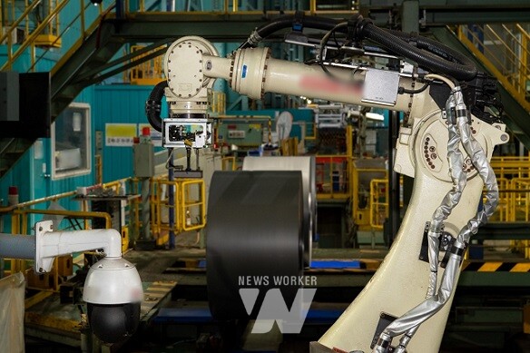 CCTV : 광양제철소 냉연코일 이재판정 CCTV(왼쪽 아래)가 작동되고 있는 모습