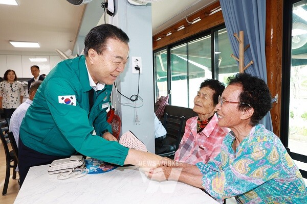 구복규 화순군수가 화순읍 벽라 1구 경로당에서 경로당회원들의 건강 등 안부를 확인하고 있다.