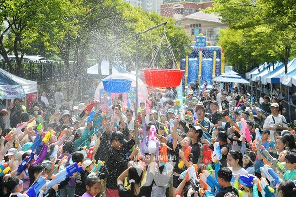광주시 서구(구청장 김이강)가 ‘차없는 거리’에서 다양한 공간실험 프로젝트를 추진하며 소통테마길 조성에 속도를 내고 있다.