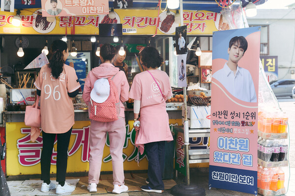 영화 '파일럿' 속의 이찬원 관련 화면 [사진=롯데엔터테인먼트 제공]