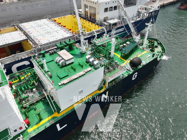 LNG벙커링 전용선(블루웨일호)이 컨테이너선에 ‘벙커링 동시작업(SIMOPS, Simultaneous Operations)’을 하고 있다