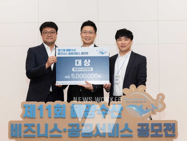 (사진 왼쪽부터) CJ프레시웨이 식품안전연구실 김도현 과장, 가공품질팀 정의진 과장, 식품안전연구실 오진광 과장 