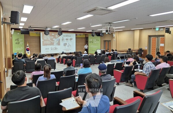 지난 8일, 곡성몰에 입점한 관내 농가와 가공업체, 농업회사법인, 영농조합법인, 농축협 등 60여 명이 참석한 가운데 간담회를 개최했다.