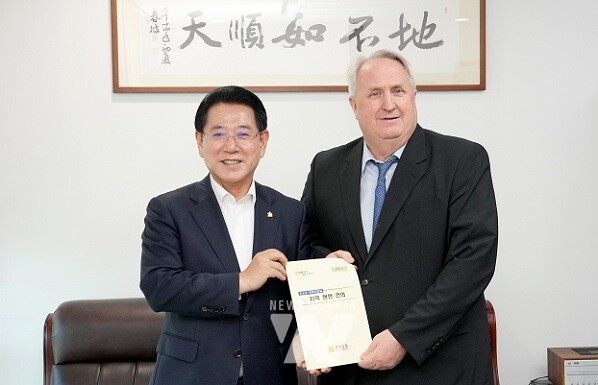 김영록 전라남도지사가 9일 국회 의원회관에서 국민의힘 인요한 최고위원을 만나 2025년 국고예산 관련 전남 주요 현안사업을 건의했다.