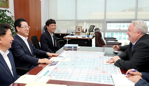 김영록 전라남도지사가 9일 2025년 국고예산 관련 전남 주요 현안 사업을 건의하기 위해 국회를 방문, 국민의힘 인요한 최고위원과 인사를 나누고 있다.