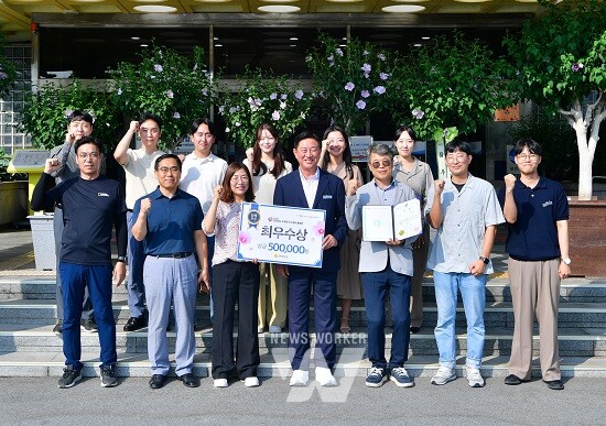 장성군이 전라남도 무궁화 우수분화 품평회 최우수상을 수상했다.(가운데 김한종 군수)