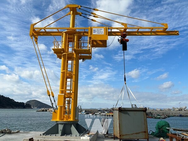 여수시(시장 정기명)가 관내 항·포구 14개소에 소형어선 인양기 설치사업을 추진하고 있다.