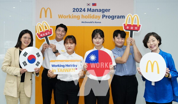 왼쪽부터 한국맥도날드 김기원 대표이사, 충남당진DT점 유우철 점장, 수원인계DT점 김하영 매니저, 부천역곡DT점 김정은 매니저, 고양덕이DT점 김용희 매니저, 정승혜 부사장