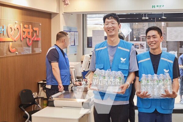12일 서울역쪽방상담소가 운영하는 나눔스토어 ‘온기창고’에서 SPC그룹 임직원들이 생수를 전달하고 물품 정리 봉사활동을 진행하고 있다.