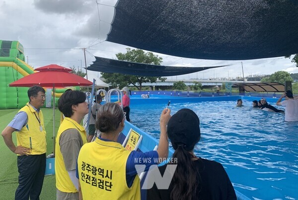 광주광역시(시장 강기정)는 최근(7월24일~8월13일) 5개 자치구와 함께 산동교 친수공원 등 광주지역 야외 물놀이시설 11개소를 대상으로 ‘물놀이 안전사고 예방을 위한 현장 점검’을 실시했다.