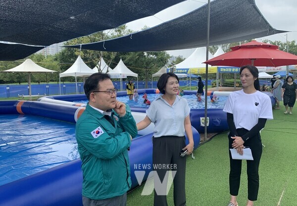 광주광역시(시장 강기정)는 최근(7월24일~8월13일) 5개 자치구와 함께 산동교 친수공원 등 광주지역 야외 물놀이시설 11개소를 대상으로 ‘물놀이 안전사고 예방을 위한 현장 점검’을 실시했다.