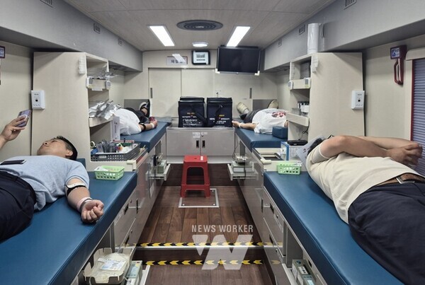 광주광역시(시장 강기정)는 13일 오전 10시부터 오후 4시까지 시청 행정동 앞 헌혈버스에서 공직자와 시민이 함께하는 ‘사랑의 헌혈 캠페인’을 실시했다.