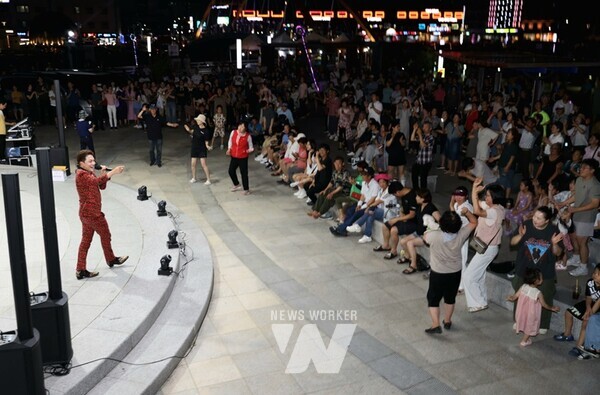 전남 고흥군(군수 공영민)은 녹동항 바다정원에서 열리는 버스킹 공연이 군민과 가족단위 관광객들에게 큰 인기를 끌며 고흥의 대표 문화콘텐츠로 자리매김하고 있다