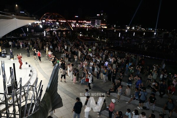 전남 고흥군(군수 공영민)은 녹동항 바다정원에서 열리는 버스킹 공연이 군민과 가족단위 관광객들에게 큰 인기를 끌며 고흥의 대표 문화콘텐츠로 자리매김하고 있다