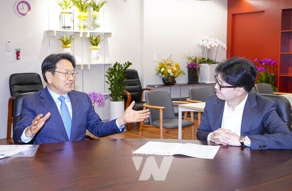 강기정 광주광역시장(왼쪽)이 13일 오전 서울 여의도 국민의힘 당사를 찾아 한동훈 국민의힘 대표(오른쪽)와 면담을 하고 있다./광주광역시 제공