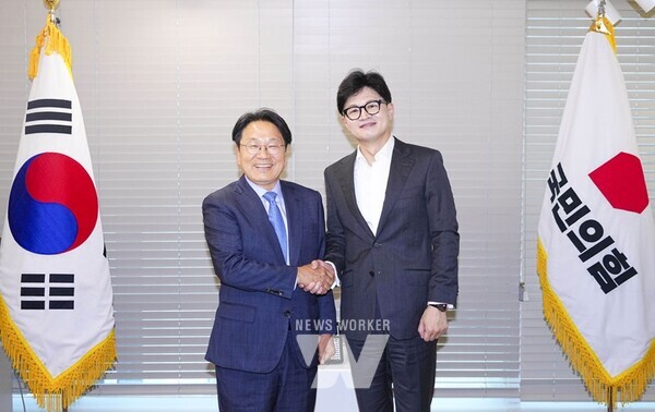 강기정 광주광역시장(왼쪽)이 13일 오전 서울 여의도 국민의힘 당사를 찾아 한동훈 국민의힘 대표(오른쪽)와 악수를 하고 있다./광주광역시 제공