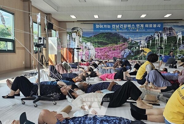 장흥군은 지난 10일 관산읍 정남진다목적회관에서 순천의료원과 함께 찾아가는 전남건강버스 연계 의료봉사를 펼쳤다