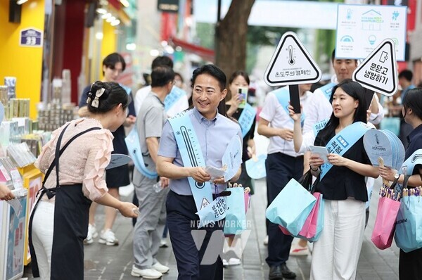 13일(화) 서울 명동역 인근에서 펼쳐진 여름철 에너지절약 확산을 위한 '온도주의' 거리캠페인에서 변천석 한국에너지공단 홍보실장, 서울시청 및 중구청, 명동관광특구협의회 관계자들이 명동 상가 및 시민들을 대상으로 적정 실내온도 26도 유지 및 문 닫고 냉방 동참 등 여름철 에너지절약 실천요령을 안내하고 있다.