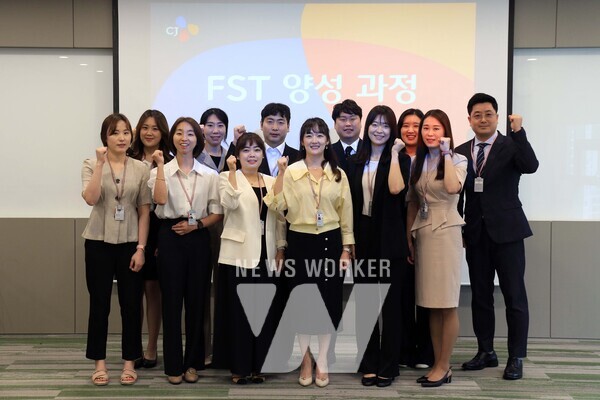 CJ프레시웨이 본사에서 열린 '푸드서비스 사내강사 양성과정' 발대식에서 배수영 FS사업본부장(앞줄 왼쪽 네 번째)과 사내강사 임직원들이 함께 기념사진을 촬영하고 있다.