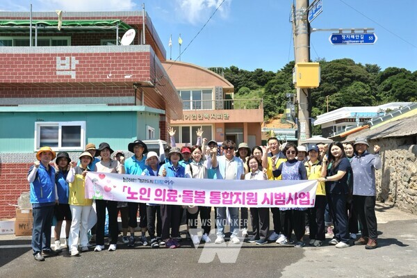 여수시(시장 정기명)가 지난 13일 ‘섬까지 섬세한 노인 의료돌봄 통합지원 시범사업’으로 남면 금오도 5개 마을 어르신 300여 명을 대상으로 맞춤형 의료·복지서비스를 제공했다.