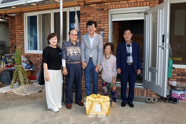 전남 장흥군은 광복절을 맞이해 지역 독립유공자 유족을 위로하고 위문품을 전달했다.