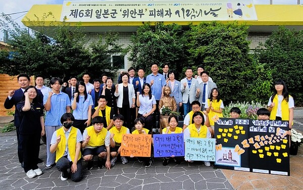전남 장성군이 14일 일본군 위안부 피해자 ‘기림의 날’을 맞아 장성읍 평화의 소녀상 앞에서 헌화 및 추모 행사를 가졌다.