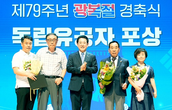 김영록 전라남도지사가 15일 도청 김대중강당에서 열린 제79주년 광복절 경축식에서 독립유공자 포상을 전수한 뒤 기념촬영을 하고 있다.