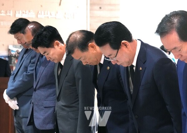 김영록 전라남도지사가 16일 오전 목포 김대중노벨평화상기념관에서 열린 ‘김대중 대통령 서거 15주기 추모식’에 참석해 헌화·묵념을 하고 있다.