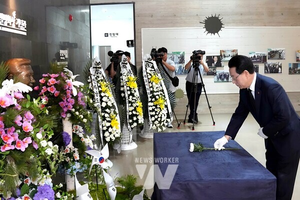김영록 전라남도지사가 16일 오전 목포 김대중노벨평화상기념관에서 열린 ‘김대중 대통령 서거 15주기 추모식’에 참석해 헌화·묵념을 하고 있다.