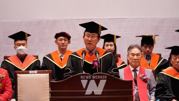 임기철 총장이 학위수여식 식사를 하고 있다. 