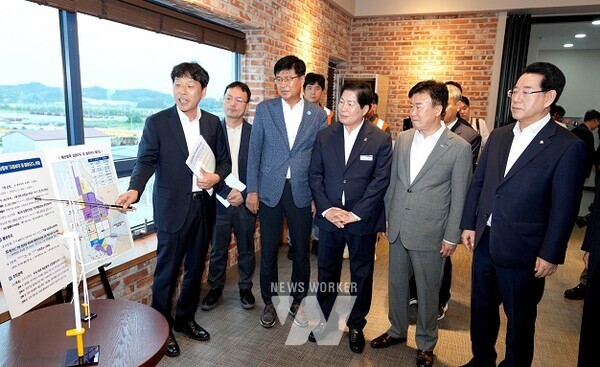 김영록 전라남도지사(오른쪽)가 16일 오후 목포 신항만 해상풍력 배후부지 현장을 방문 현황을 청취하고 있다.