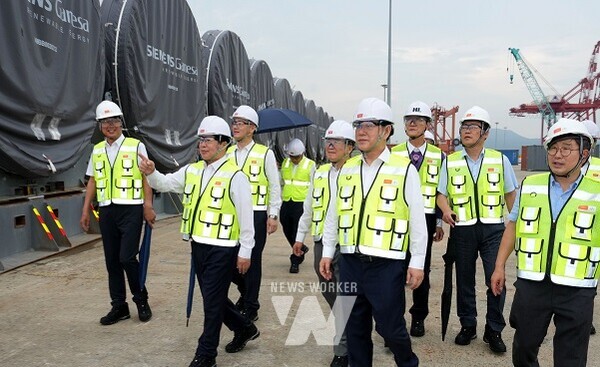 김영록 전라남도지사가 16일 오후 목포 신항만 해상풍력 배후부지 현장을 해상풍력 시·군 단체장 및 관계자들과 둘러보고 있다