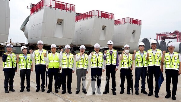 김영록 전라남도지사가 16일 오후 목포 신항만 해상풍력 배후부지 현장에서 해상풍력 시·군 단체장들과 기념촬영을 하고 있다