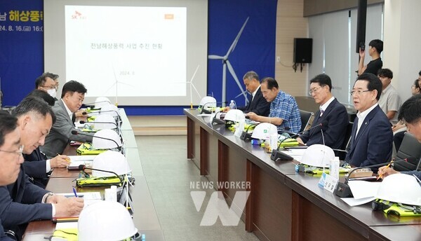 김영록 전라남도지사가 16일 오후 목포 신항만에서 열린 ‘공공주도 해상풍력 도-시군 상생협력 간담회’에 참석, 인사말을 하고 있다.